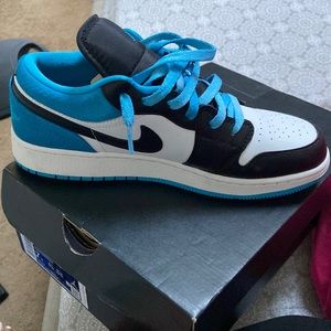 Air Jordan 1 Low SE (GS) grade school black/ laser blue-white
